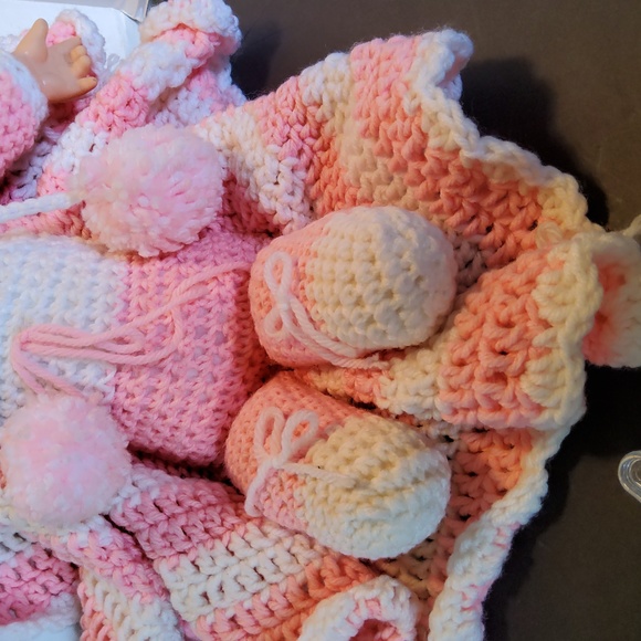 19 in vintage handmade crocheted baby with hard plastic head,hands. - Picture 2 of 8